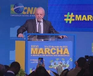 Lula é vaiado e aplaudido durante evento com prefeitos em Brasília