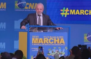Lula é vaiado e aplaudido durante evento com prefeitos em Brasília
