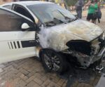 VÍDEO | Carro pega fogo em frente a escola em Marechal Floriano