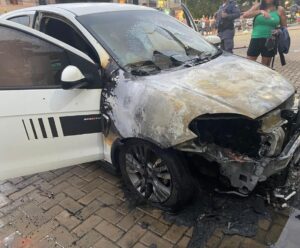 VÍDEO | Carro pega fogo em frente a escola em Marechal Floriano carro pega fogo em marechal floriano