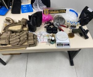 Suspeito de homicídio é preso com arma e drogas em Vila Velha prisão em vila velha