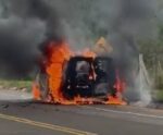 Carro é consumido pelas chamas após pane em Colatina; veja