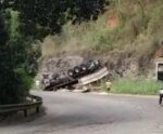 VÍDEO | Carreta tomba e causa transtornos na BR-101 em Cachoeiro