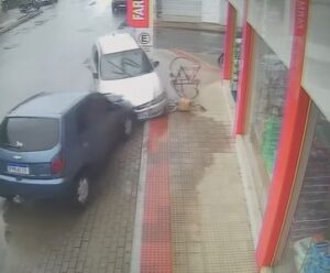 VÍDEO | Motorista passa mal e atropela ciclista em Piúma acidente em piúma