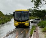 VÍDEO | Colisão envolvendo carro e ônibus causa transtornos em Piúma