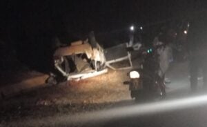 Imagem ilustra acidente grave em Muniz Freire: veículo capota durante a noite e mobiliza equipes de resgate na rodovia.