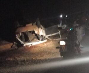 Acidente grave em Muniz Freire: pai morre, mãe e filhas ficam feridas Imagem ilustra acidente grave em Muniz Freire: veículo capota durante a noite e mobiliza equipes de resgate na rodovia.