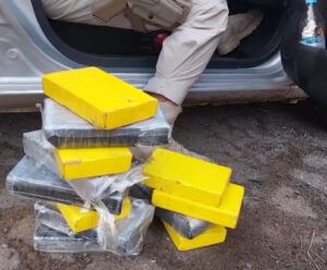PRF apreende cocaína escondida em painel de veículo na BR-101