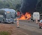 Fundão: carro pega fogo na BR-101