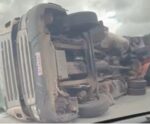 VÍDEO | acidente com carreta deixa um ferido na BR-101 em Anchieta