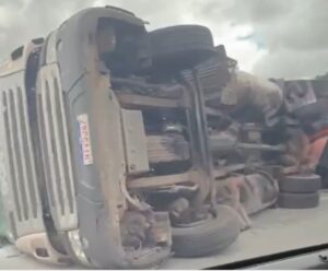 VÍDEO | acidente com carreta deixa um ferido na BR-101 em Anchieta imagem ilustra caminhão tombado na br-101