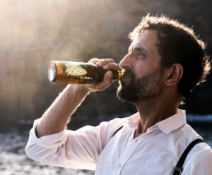 Beber cerveja afeta a próstata? Sim ou não? A foto mostra homem tomando cerveja