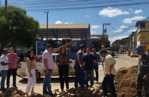 Deputados fiscalizam obras da Cesan após queixas em Dores