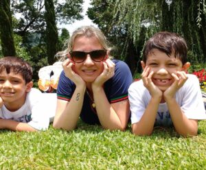 Maternidade hoje: veja dicas de especialista A foto mostra mãe com filhos.