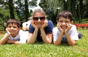 A foto mostra mãe com filhos.