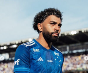 Gabigol, irmã de Neymar e o Cruzeiro; entenda a polêmica Imagem ilustra gabigol com olhar fixo para frente