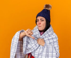 Veja como o inverno pode aumentar os riscos de infarto e AVC A foto mostra pessoa com frio