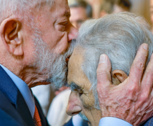 Lula vai ao 2º dia de velório público de Pepe Mujica; veja