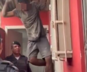 DEU RUIM! Homem fica preso no telhado ao invadir bar na Serra; vídeo ladrao preso no telhado
