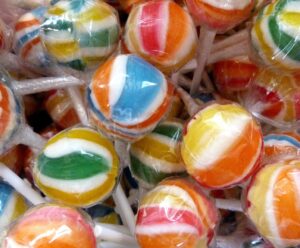 Criança compra R$ 23 mil em doces com cartão de crédito da mãe menino compra pirulitos