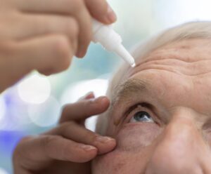 Glaucoma: SUS amplia exames, mas acesso ainda é desigual A foto mostra tratamento de glaucoma