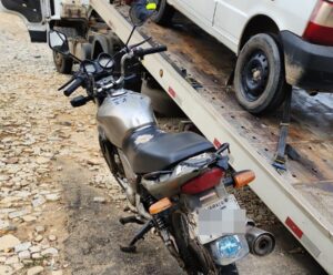 Moto com R$ 205 mil em débitos é localizada em Barra de São Francisco moto apreendida barra
