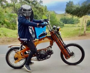 VÍDEO | Moto ‘curiosa’ de madeira vira atração nas ruas de Cachoeiro moto de madeira