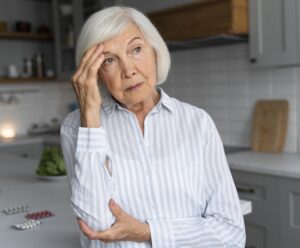 A foto mostra uma senhora vítima de Alzheimer