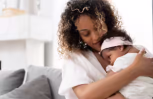 A foto mostra mãe feliz com sua filha