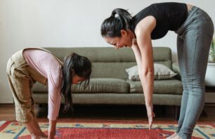A foto mostra mãe e filha se exercitando
