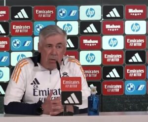 Convocação Seleção Brasileira: veja quem está na pré-lista do Ancelotti Carlo Ancelotti, treinador do Real Madrid, participa de uma coletiva de imprensa. Ele está sentado à frente de microfones, vestindo o uniforme do clube com o logotipo da Emirates. Ao fundo, há um painel com logotipos de patrocinadores como Emirates, Mahou, BMW, HP e Adidas.