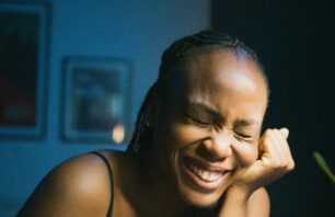 A foto mostra uma mulher feliz e saudável.