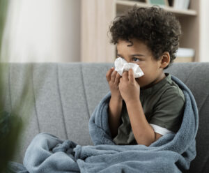 Com o frio, os casos de bronquiolite aumentam: proteja os pequenos A foto mostra criança com bronquiolite
