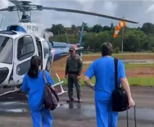 VÍDEO | Operação para transporte de órgão humano mobiliza NOTAER Imagem ilustra dois médicos carregando o órgão a ser transplantado no ES