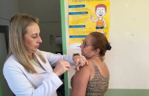 Moradores de Guaçuí formam fila para se vacinar contra a gripe no Dia D da campanha Influenza 2025, que colocou o município na liderança do ranking de vacinação no ES.
