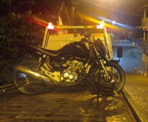 Motociclista sem habilitação faz exibição e se dá mal em Mimoso preso em Mimoso do Sul