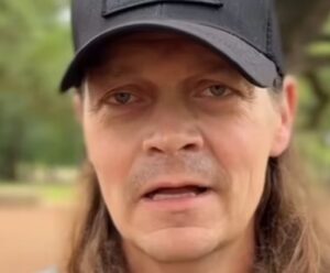 Vocalista do 3 Doors Down revela que está com câncer em estágio 4