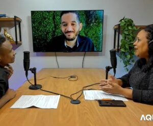 A foto mostra cena do podcast com Johnny Dias