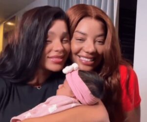 Ludmilla e Brunna Gonçalves mostram o rosto da filha pela 1ª vez