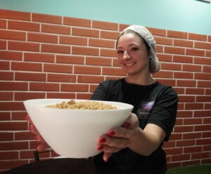 Empreendedora vira exemplo com confeitaria familiar em Viana