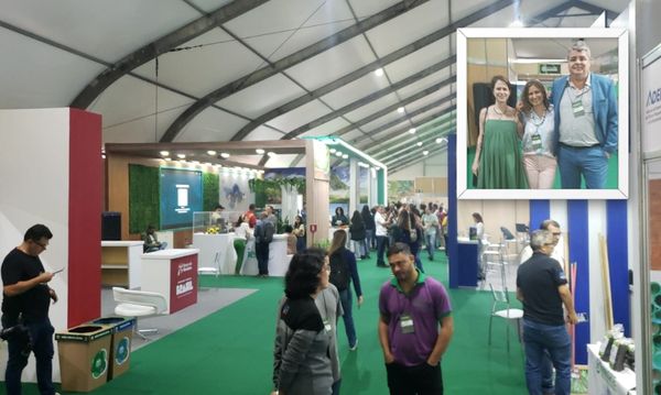 As irmãs Mari e Dani Klein ao lado de Daniel Lyrio na Conferência Sustentabilidade Brasil 2025 As irmãs Mari e Dani Klein ao lado de Daniel Lyrio na Conferência Sustentabilidade Brasil 2025