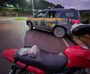 Motociclista é detido com drogas e sem habilitação em Ibatiba; confira Drogas em Ibatiba