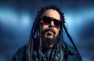 Marcelo Falcão em performance vibrante no Festival de Inverno de Guaçuí 2025. Compre ingressos casadinho com desconto para o show de Falcão e Banda Casaca em 4 de julho. FIG 2025.