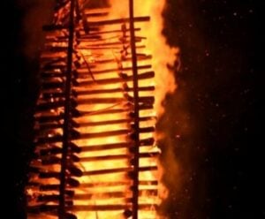 Marilândia acende fogueira de 27 metros na 1ª Festa de São João Fogueira em Marilândia