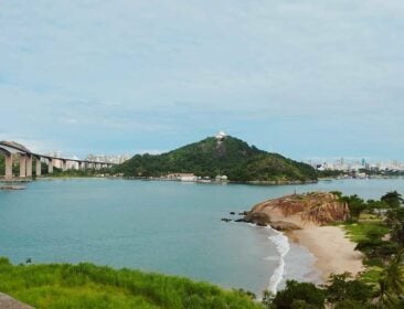 Pouco conhecida, praia do ES encanta com vista para dois cartões-postais