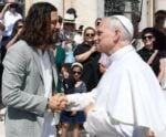 Jesus da série “The Chosen” encontra papa Leão XIV no Vaticano