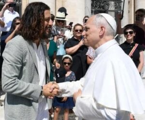 Jesus da série “The Chosen” encontra papa Leão XIV no Vaticano