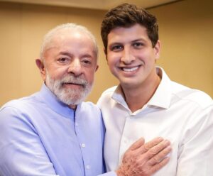 Ao lado de Lula, João Campos assume o PSB e promete renovar a esquerda