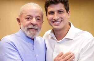 Ao lado de Lula, João Campos assume o PSB e promete renovar a esquerda