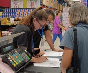 Cachoeiro: Procon fiscaliza empacotadores de supermercados atacarejos